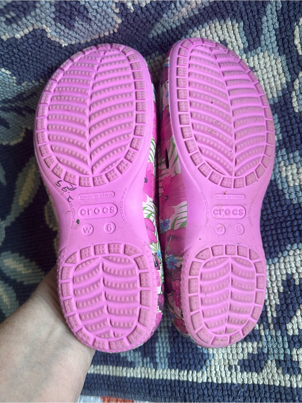 🌺 Crocs Classic Floral Print Clogs Women’s Size 6 Pink Comfort Shoes - Picture 4 of 7